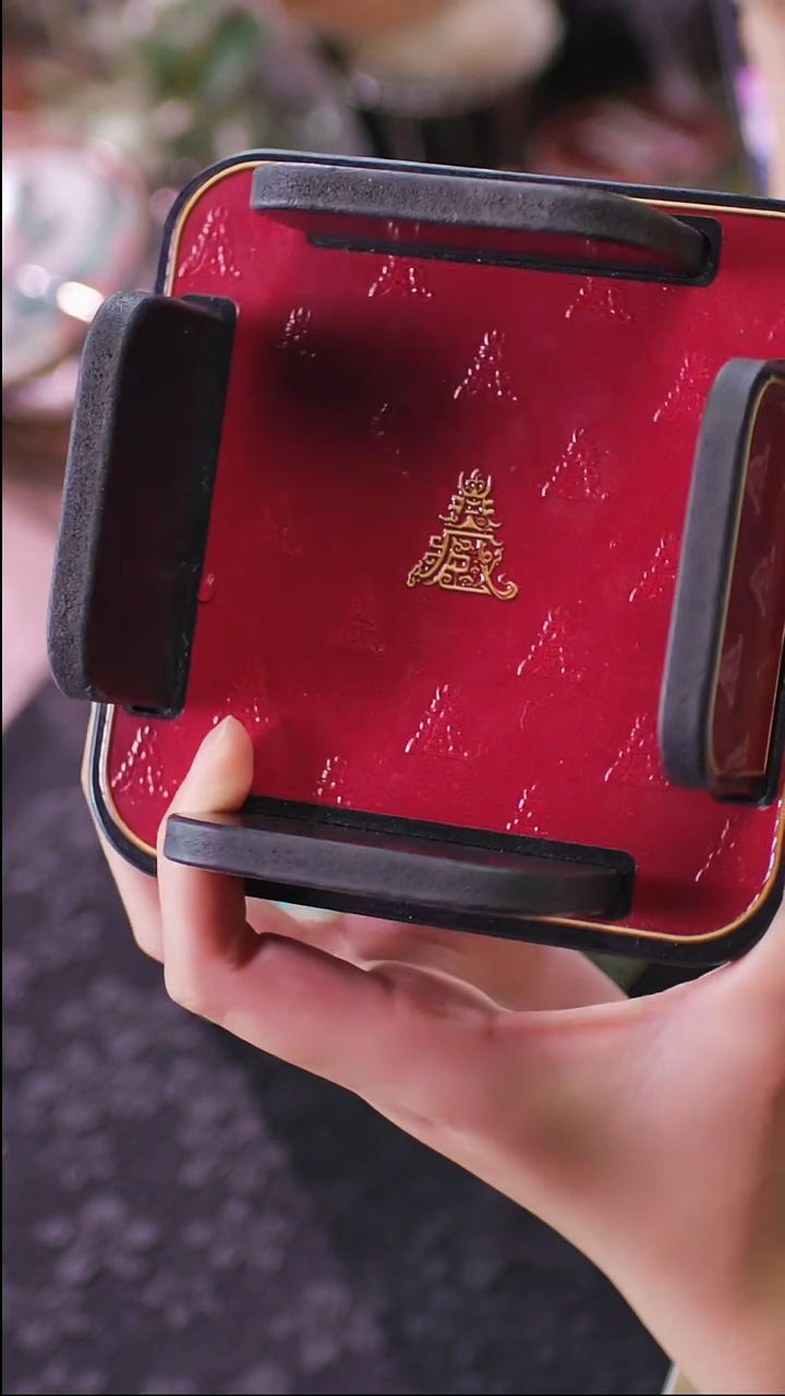 ?**?壹藏贰宝红色杯垫托