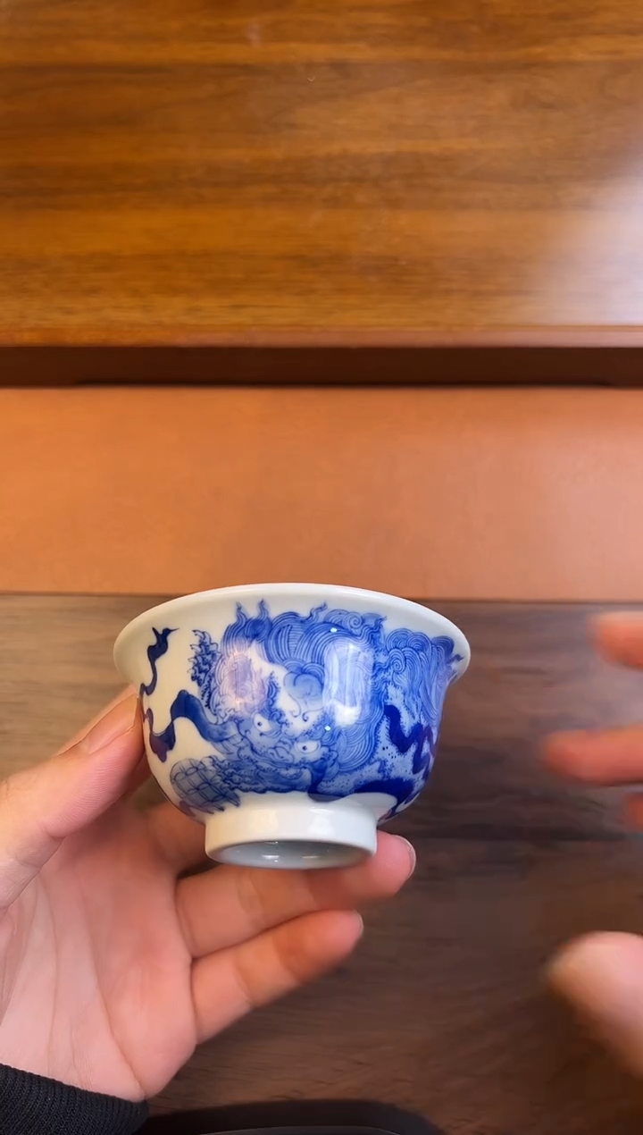 问青坊纯手工手绘青花狮子绣球柴窑压手杯/微瑕