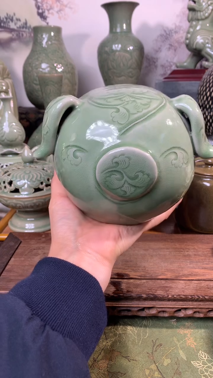 耀州窑青瓷刻花缠枝牡丹生肖猪一只
