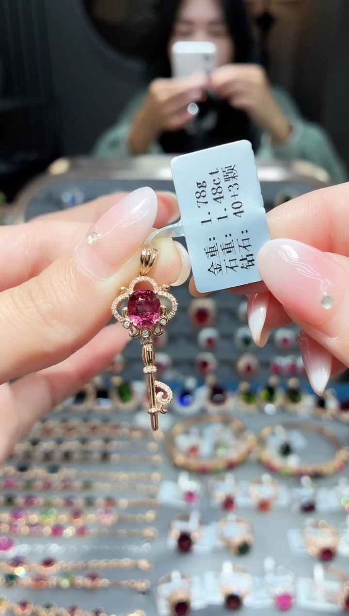 颈饰18K金镶嵌碧玺1.48ct