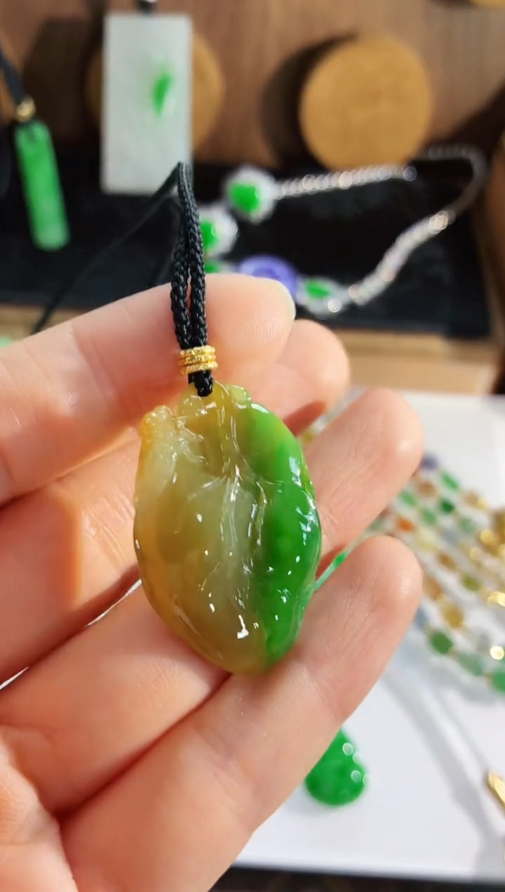 翡翠未镶嵌颈饰吊坠