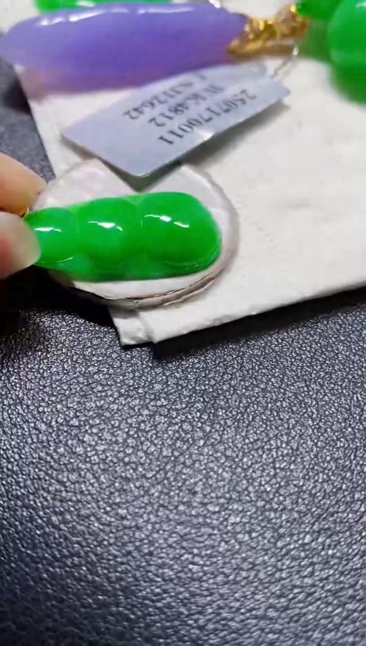 颈饰18K金镶嵌翡翠木*1豆