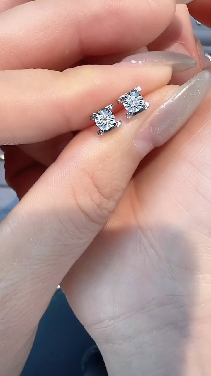 【闪购商品】钻石耳饰18K金镶嵌耳钉