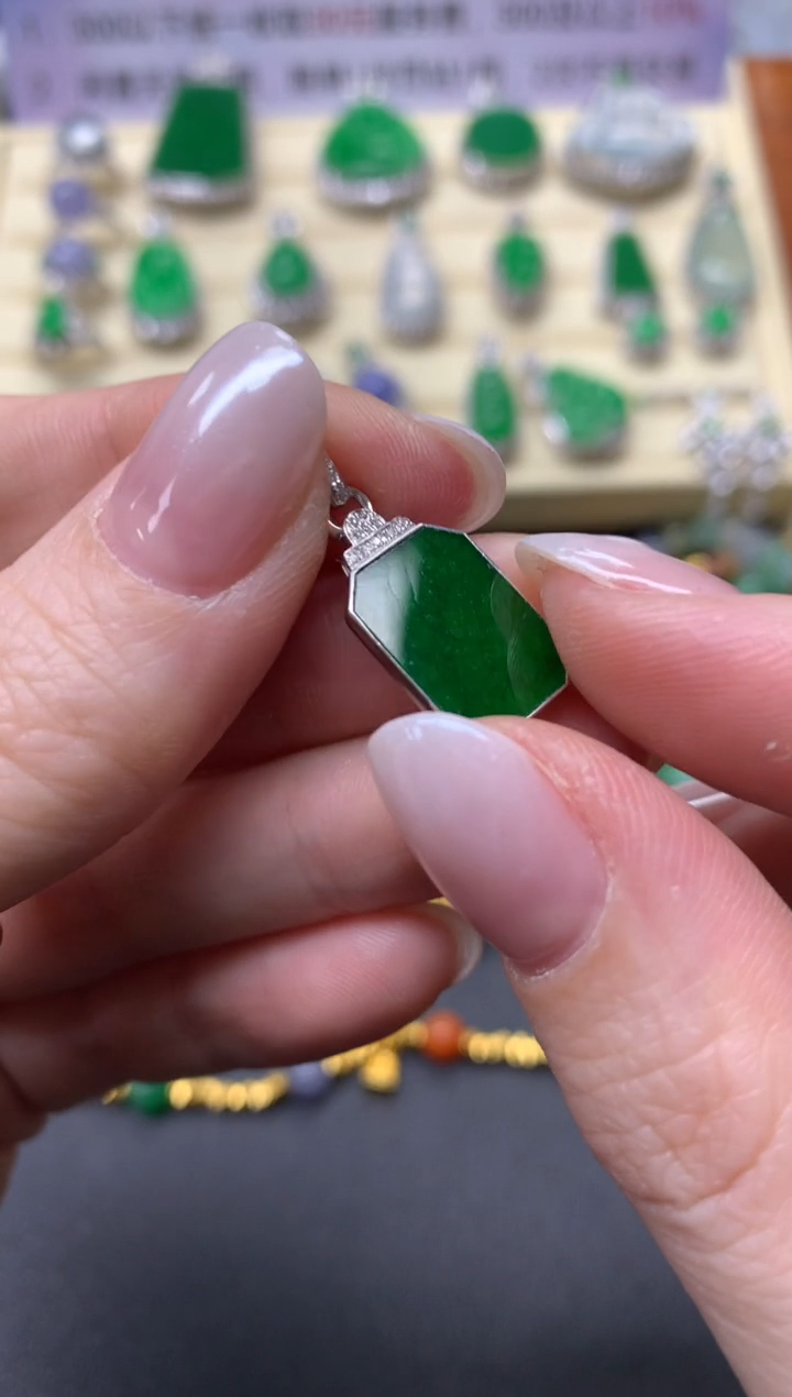 【闪购商品】翡翠吊坠(不含链)18K金镶嵌吊坠|1000+100