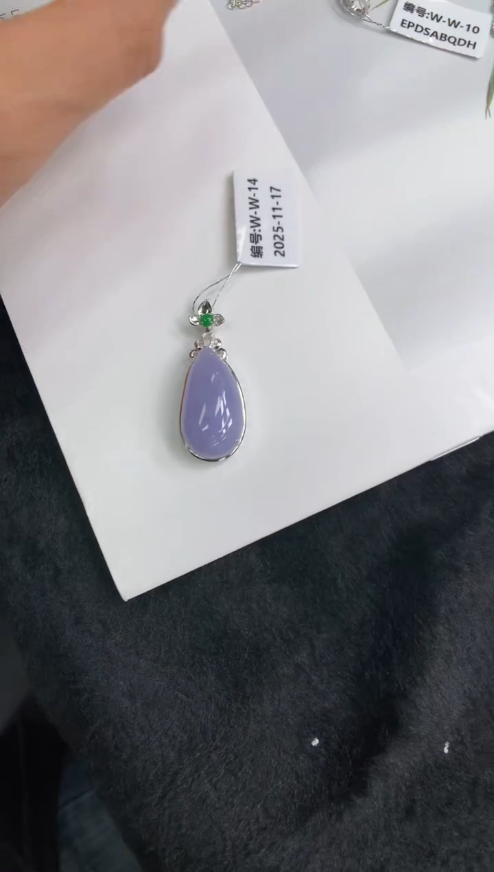 颈饰18K金镶嵌翡翠福瓜