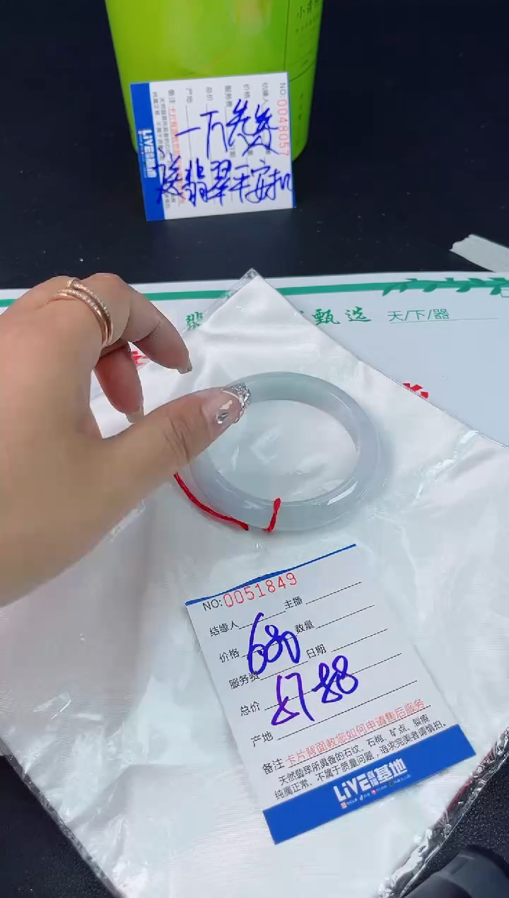 翡翠手镯未镶嵌翡翠手镯