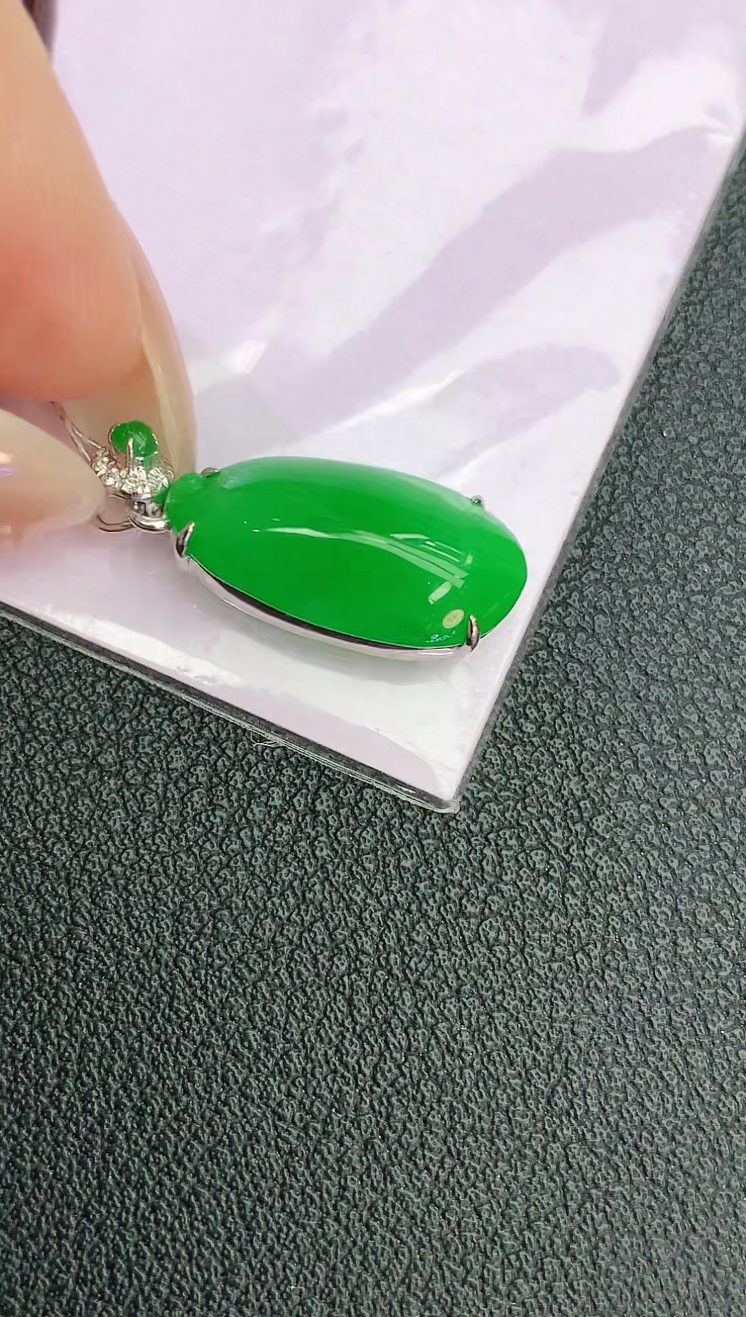 颈饰18K金镶嵌翡翠赠礼盒证书 麦麦