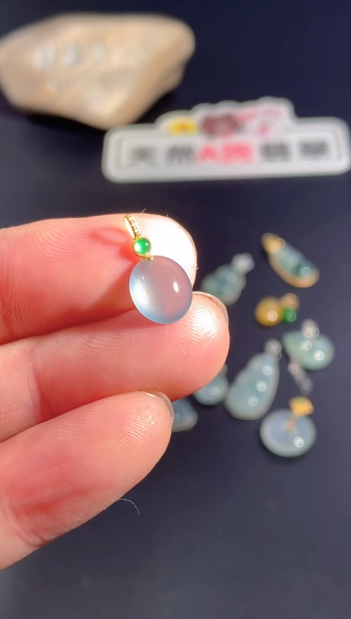 颈饰18K金镶嵌翡翠   