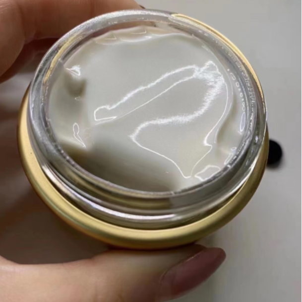 黑色的兰花样子的面霜