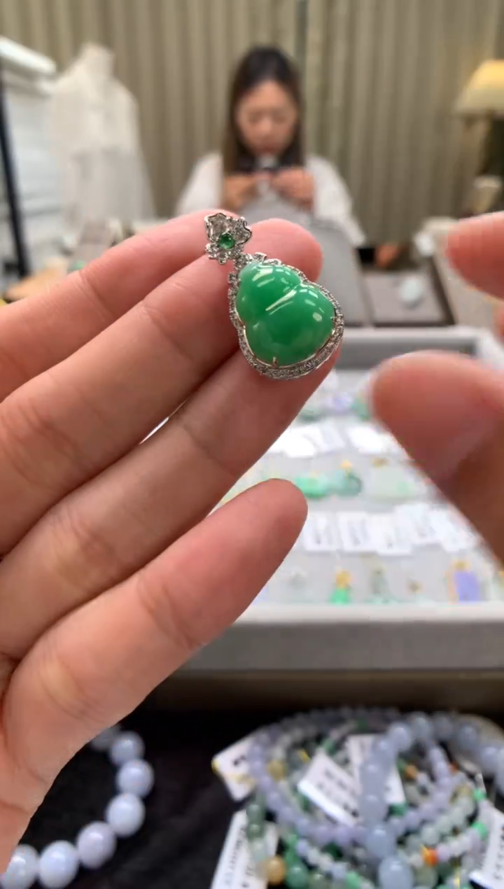 翡翠18K金镶嵌颈饰葫芦