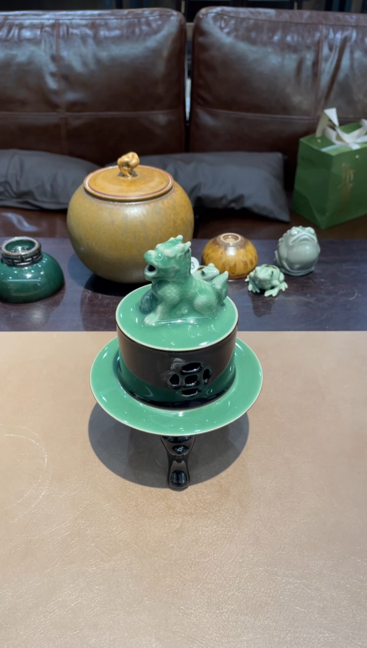 28窑承青瓷三足麒麟熏炉