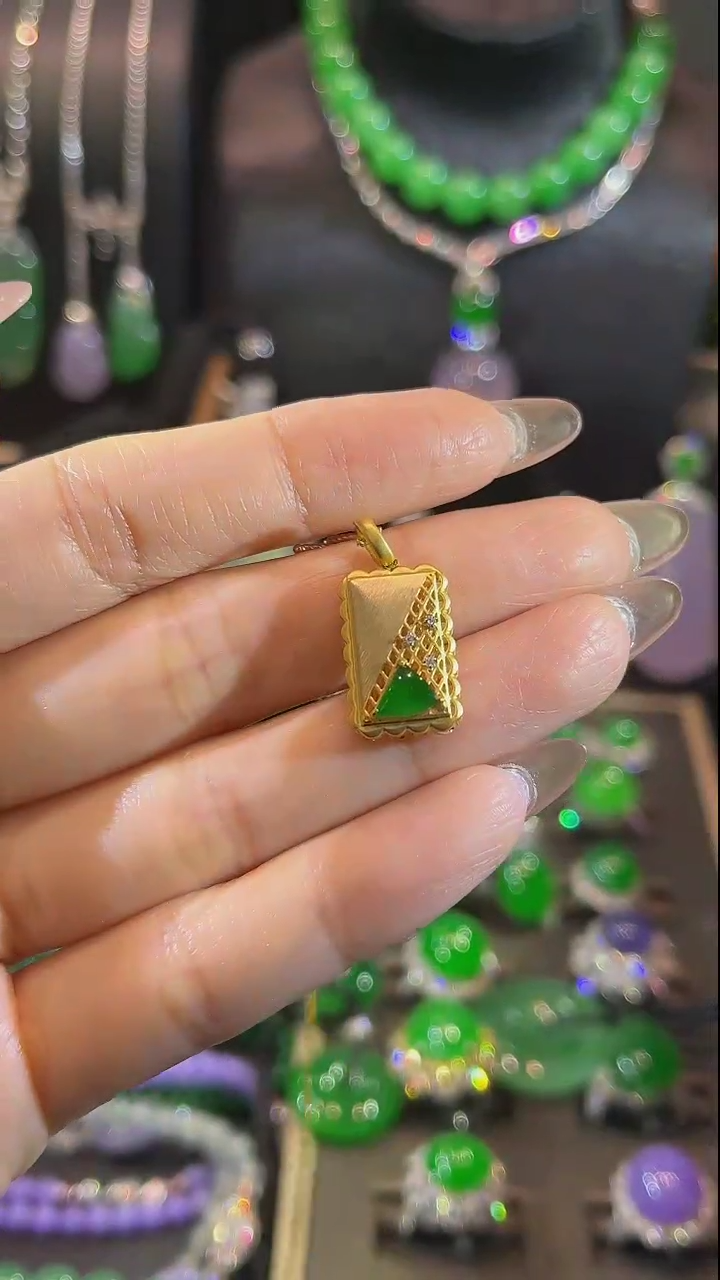 【闪购商品】翡翠吊坠(赠链)18K金镶嵌吊坠