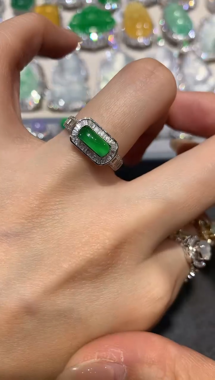 【闪购商品】翡翠戒指18K金镶嵌q207     