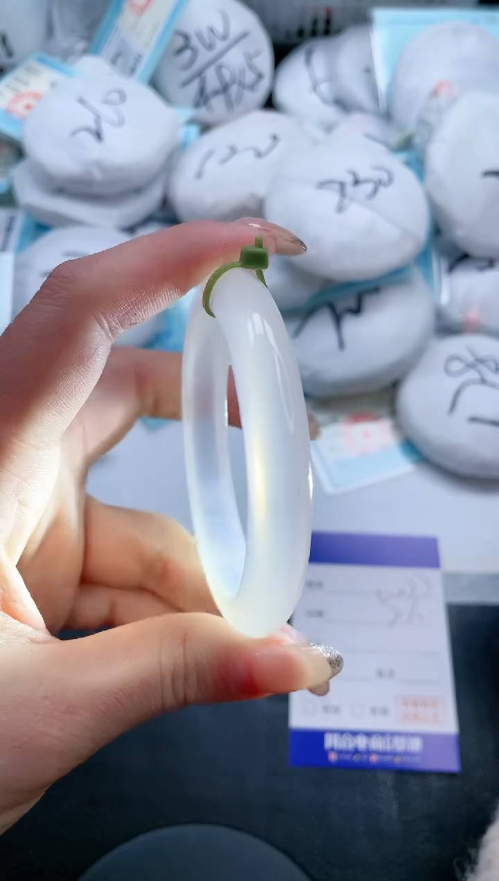 【闪购商品】石英质玉手镯未镶嵌16V277-57