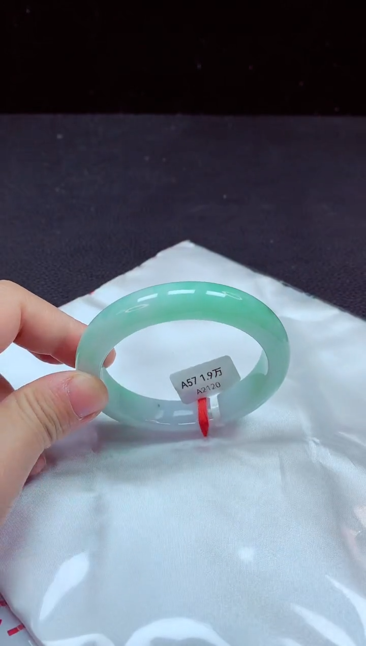 【闪购商品】翡翠手镯未镶嵌镯子57+