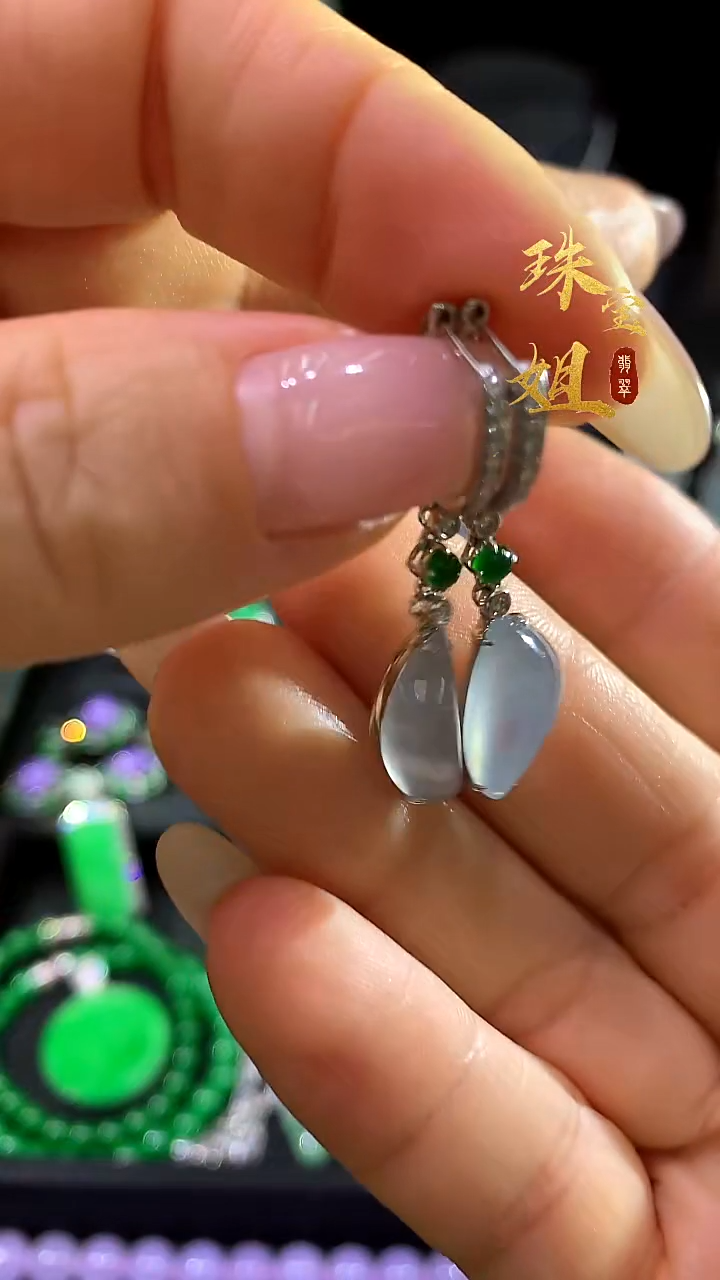 18K金镶嵌翡翠耳饰当然是