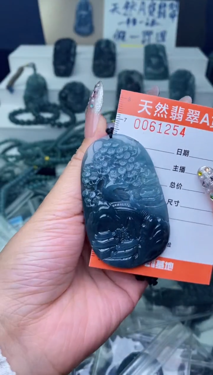 翡翠未镶嵌颈饰·········