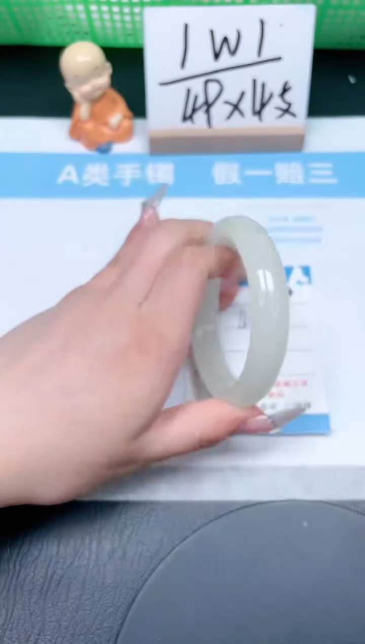 【闪购商品】石英质玉手镯未镶嵌180-60