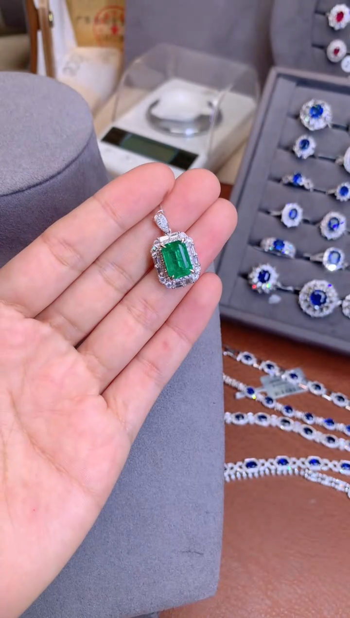 【闪购商品】祖母绿吊坠(不含链)18K金镶嵌2.9CT