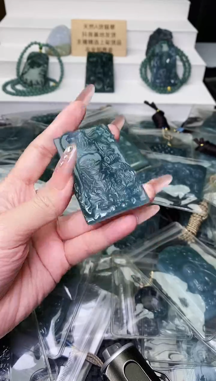 颈饰未镶嵌翡翠 