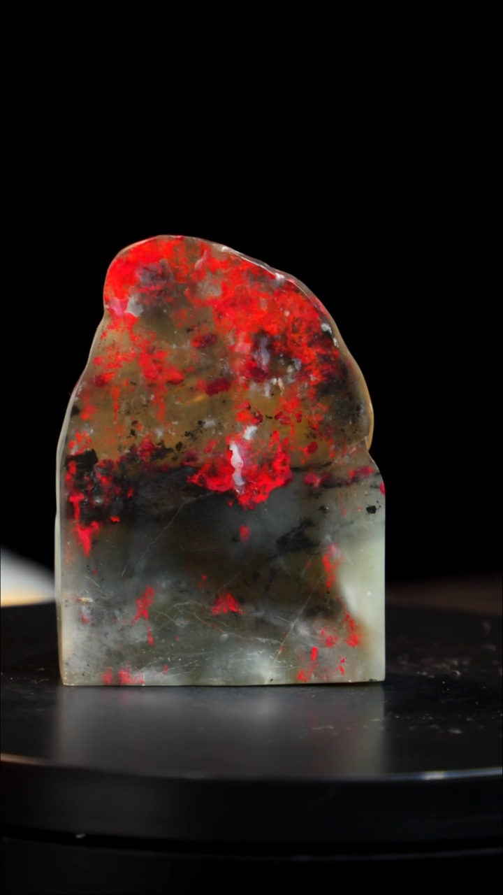 昌化石何**子玻璃冻鸡血石