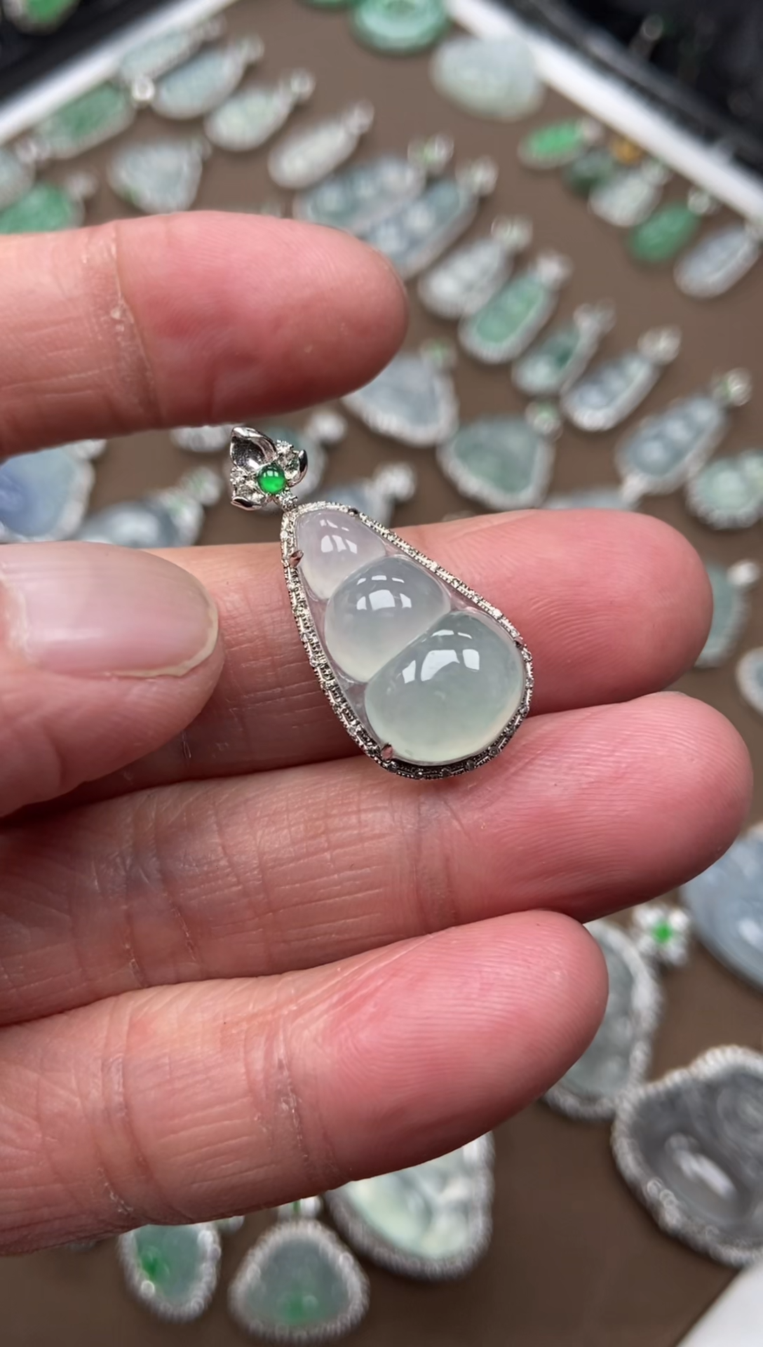 【闪购商品】翡翠吊坠(不含链)18K金镶嵌福豆