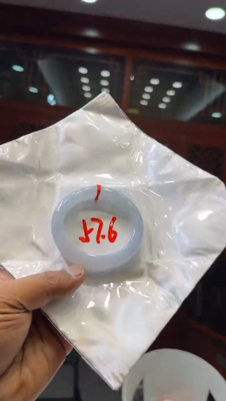 翡翠手镯未镶嵌手镯
