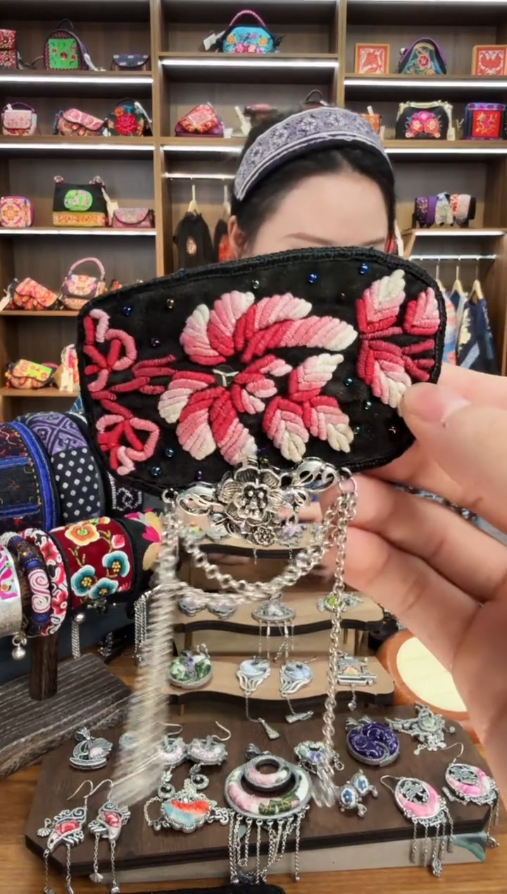 【闪购商品】织绣118蒙阿苏苗绣传承