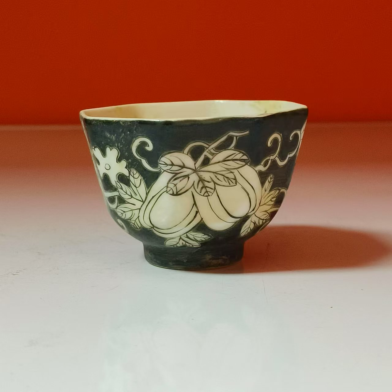 2012清同治 墨地留白瓜蝶纹八棱杯