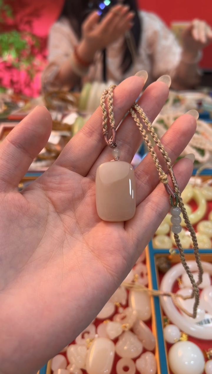 【闪购商品】和田玉吊坠未镶嵌天花板红藕粉方形无事牌33mm