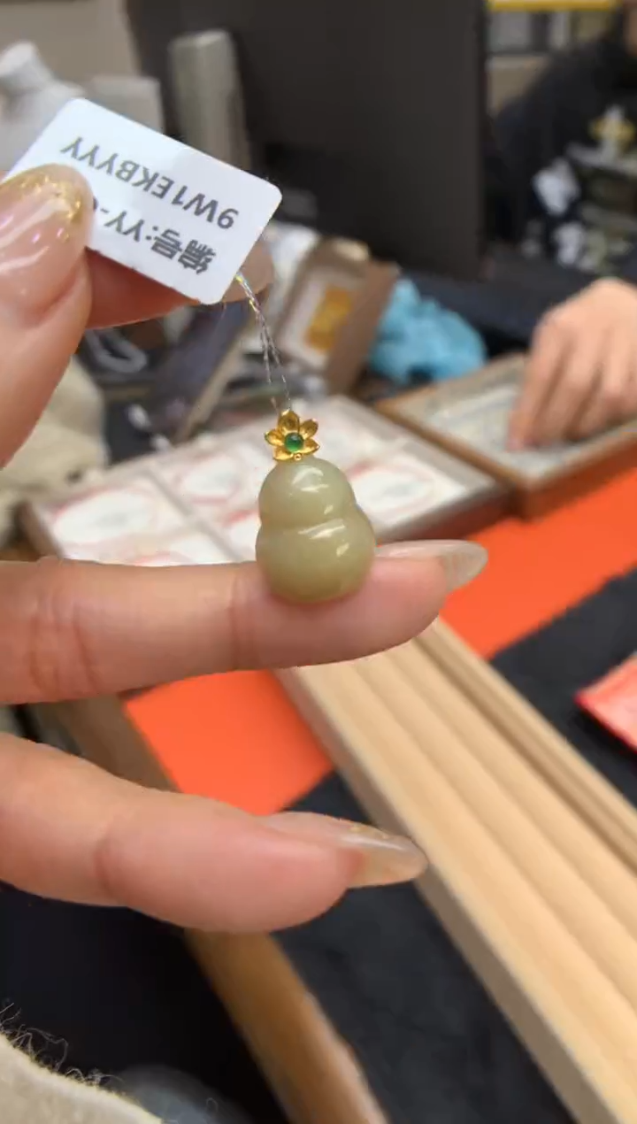 【闪购商品】翡翠颈饰18K金镶嵌葫芦