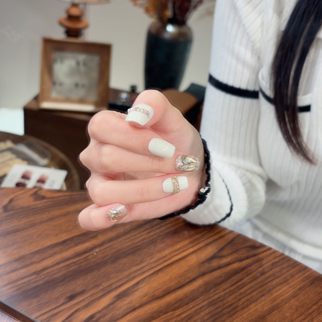 【璀璨雪国】秋冬氛围乳酸菌白拼钻亮片圣诞款百搭轻奢纯手工穿戴甲