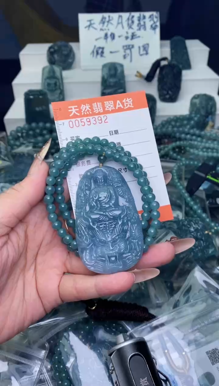 翡翠未镶嵌颈饰          