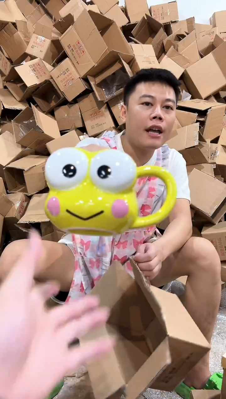 瓷片大眼蛙头杯  