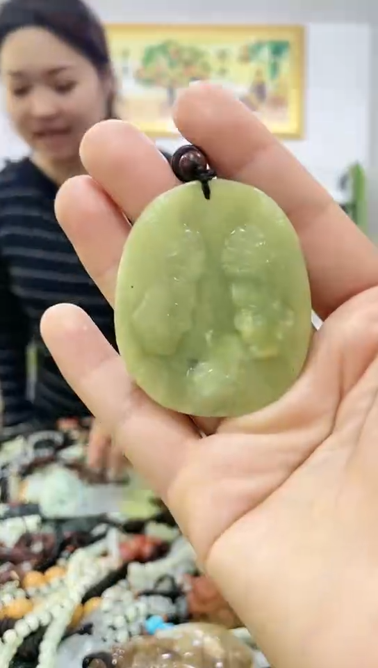 未镶嵌蛇纹石玉吊坠    