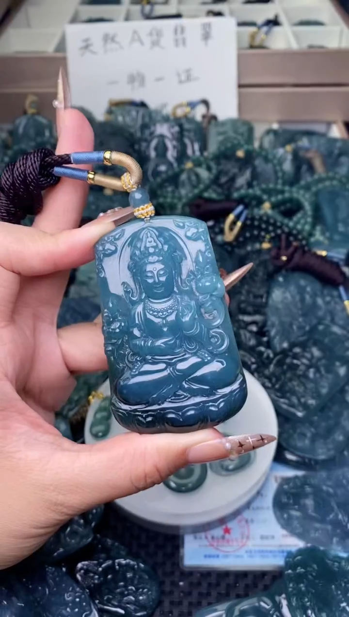 翡翠未镶嵌颈饰          