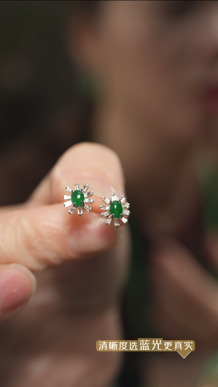 【闪购商品】翡翠耳钉18K金镶嵌辣绿翡翠蛋面花型耳钉