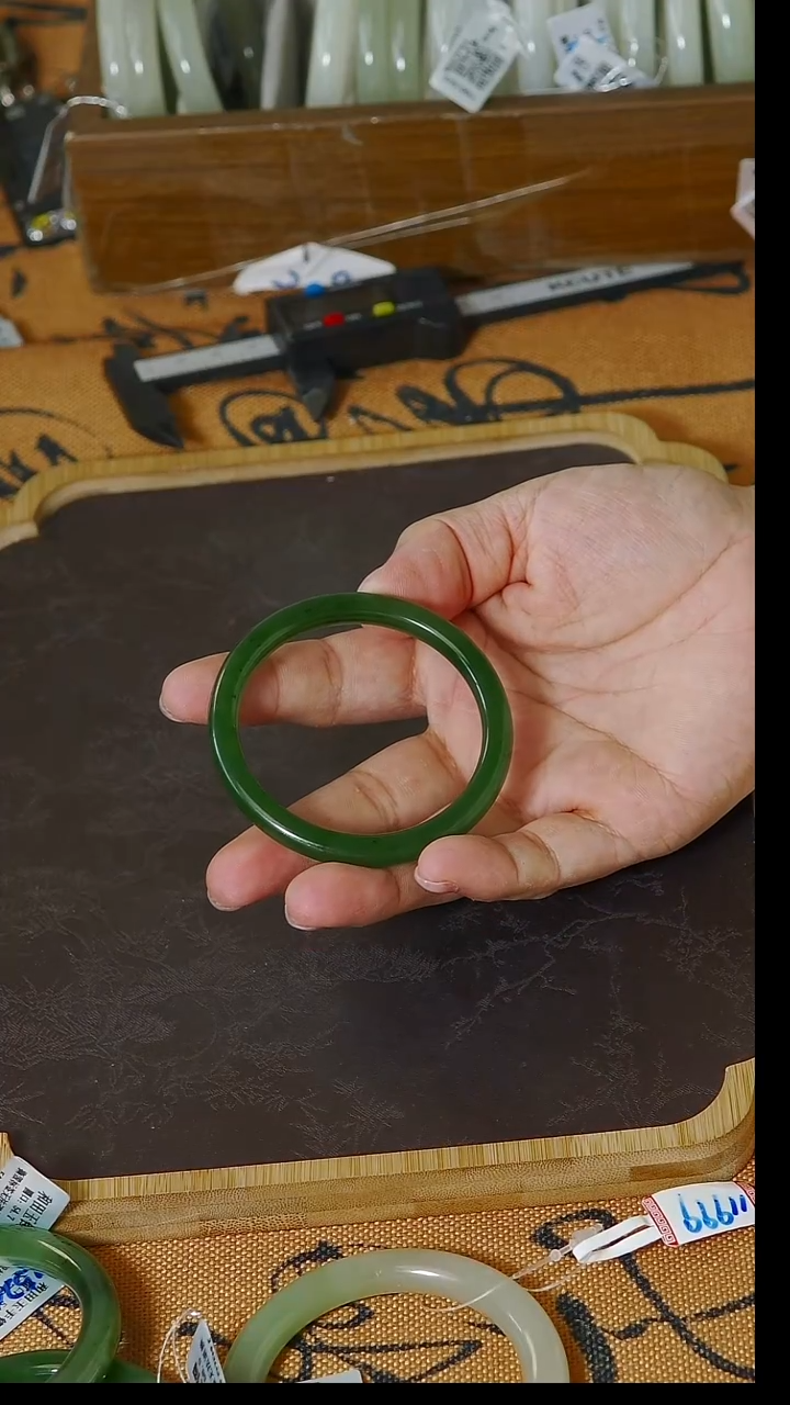 未镶嵌手镯和田玉54圈口 碧玉圆条手镯