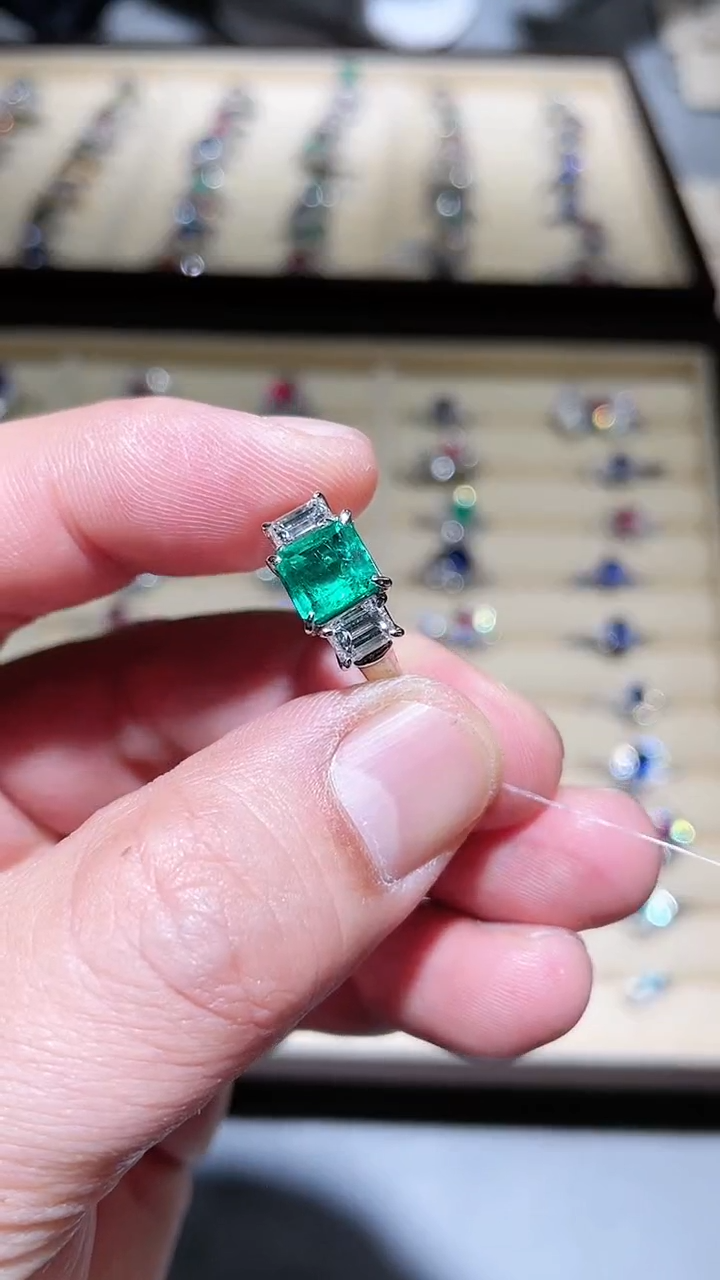 【闪购商品】祖母绿戒指18K金镶嵌1.29ct