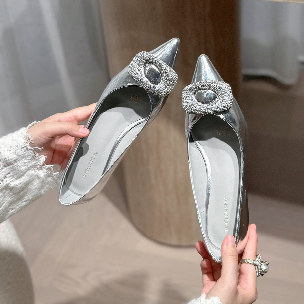 【XYZ轻奢女鞋】2025新款法式百搭气质水钻真皮浅口尖头细中跟单鞋