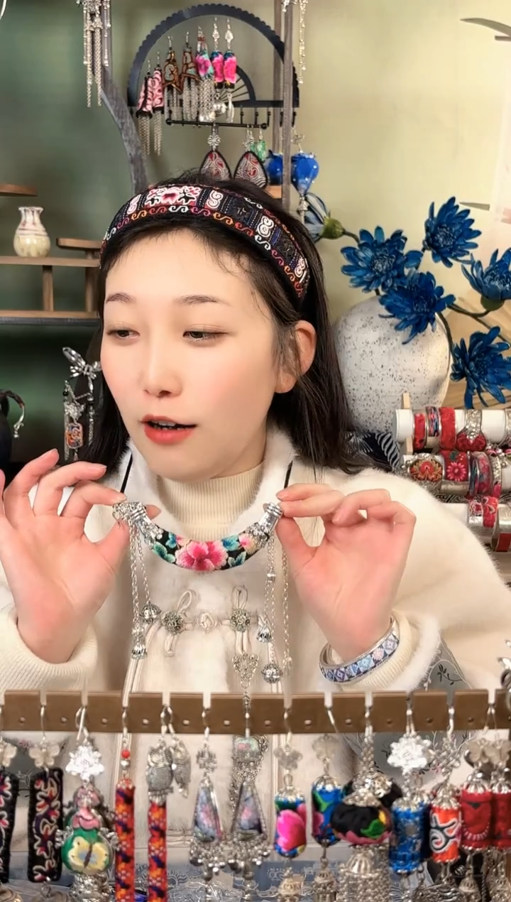 彩云南阁非遗老绣饰品550