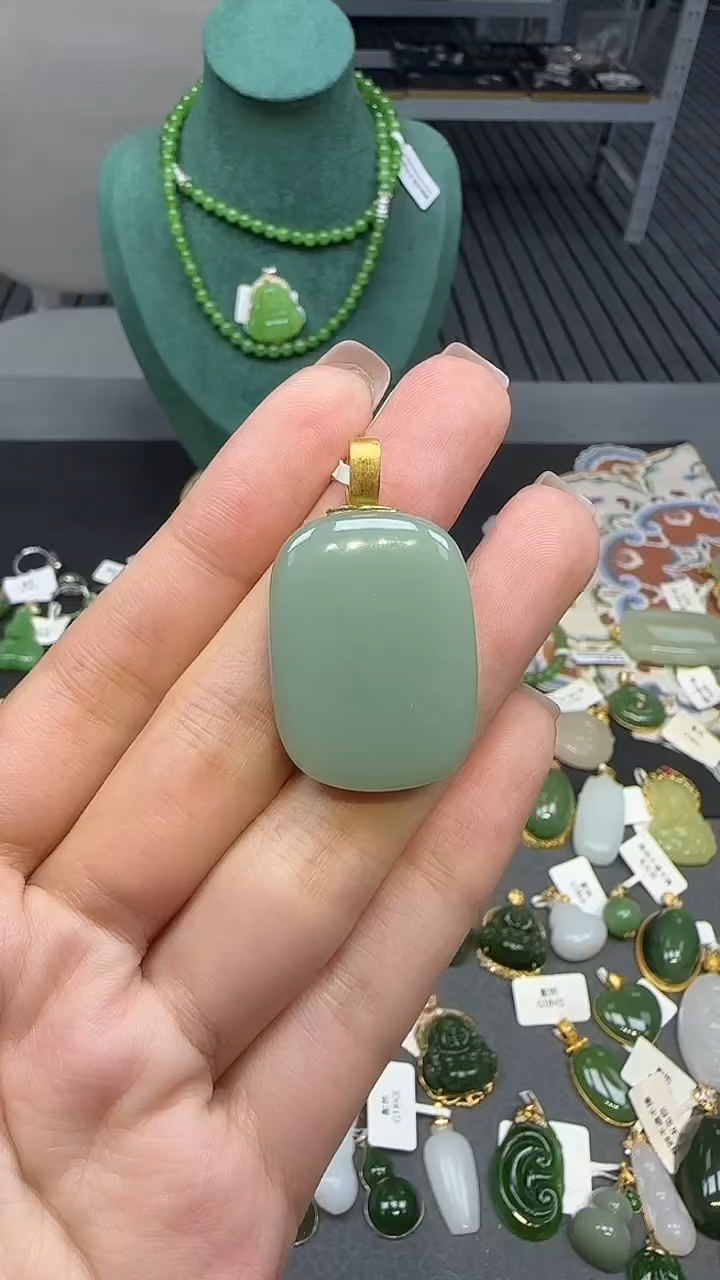 18K金镶嵌和田玉挂件1