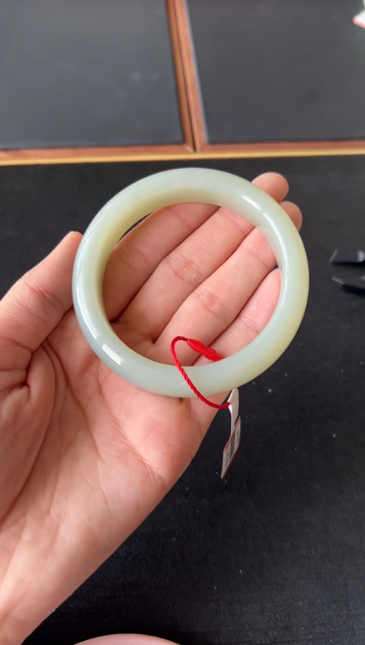 【闪购商品】和田玉手镯未镶嵌且末微色差近矿60