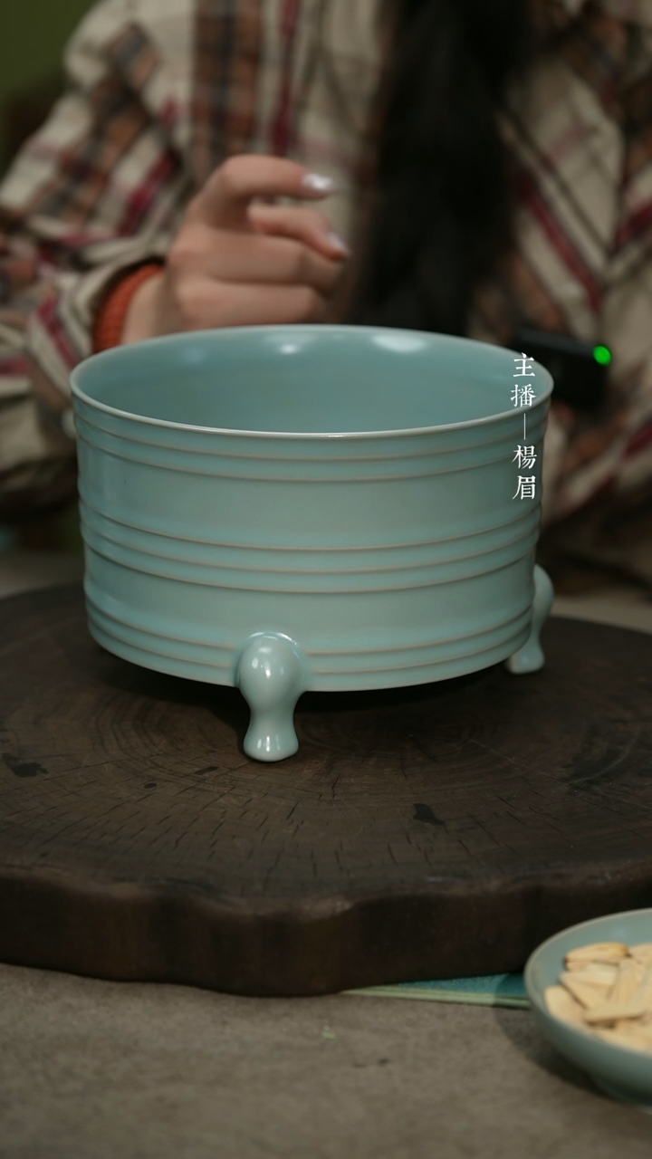 【闪购商品】大号三足弦纹樽（微瑕带包装证书）-眉