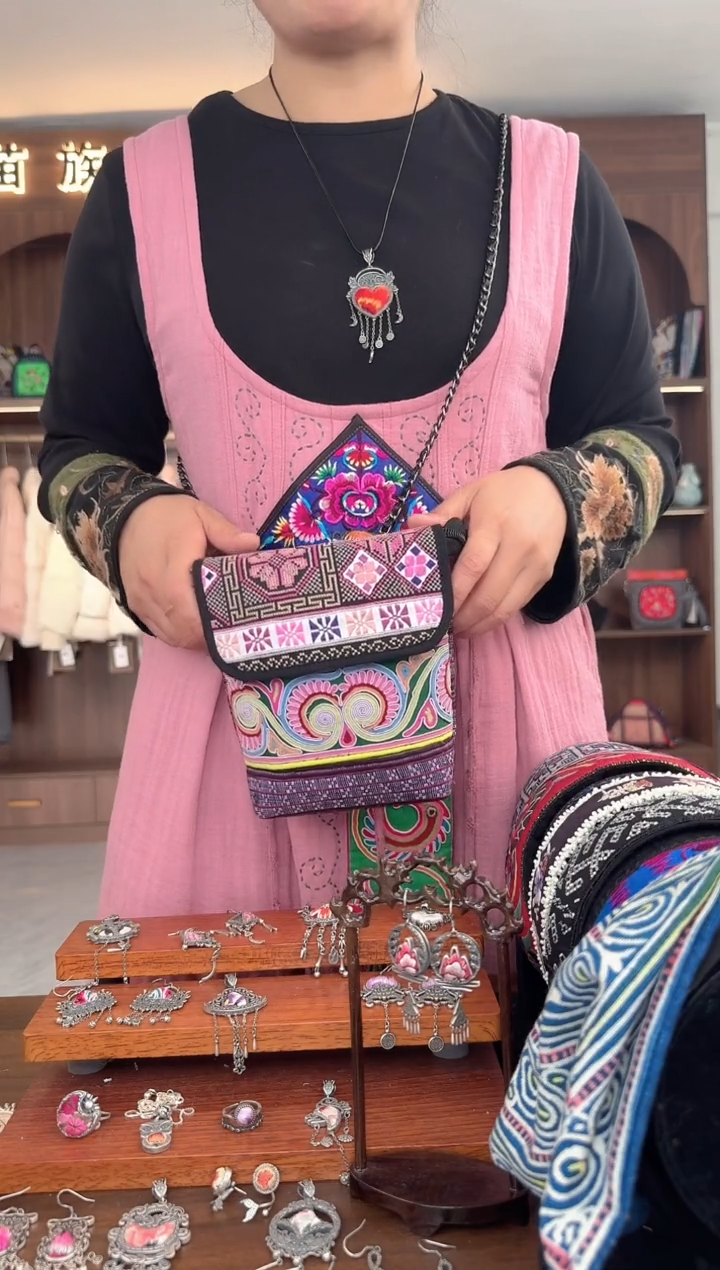 【闪购商品】织绣扶光苗绣传承L24