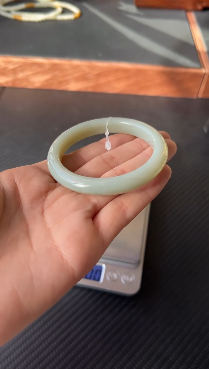 【闪购商品】和田玉手镯未镶嵌且末微色差近矿54+S