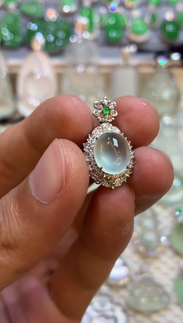 吊坠(不含链)18K金镶嵌翡翠蛋面