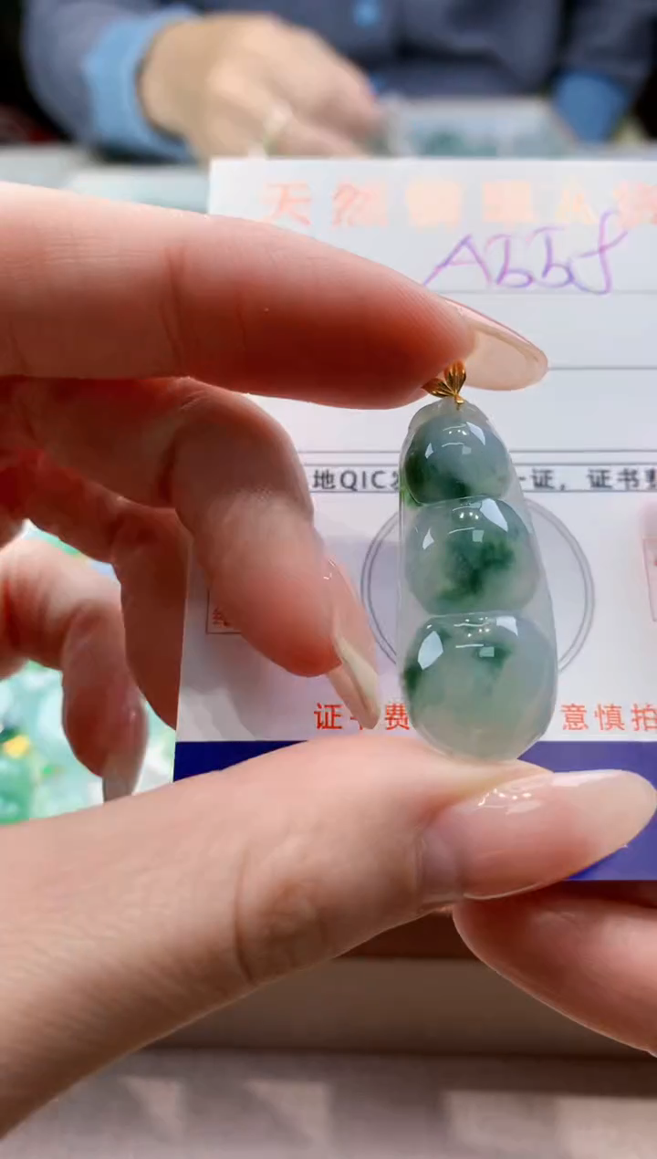 颈饰18K金镶嵌翡翠天然翡翠挂件 