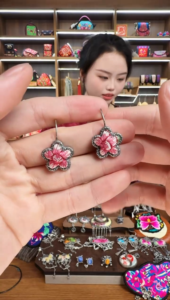 【闪购商品】织绣65蒙阿苏苗绣传承