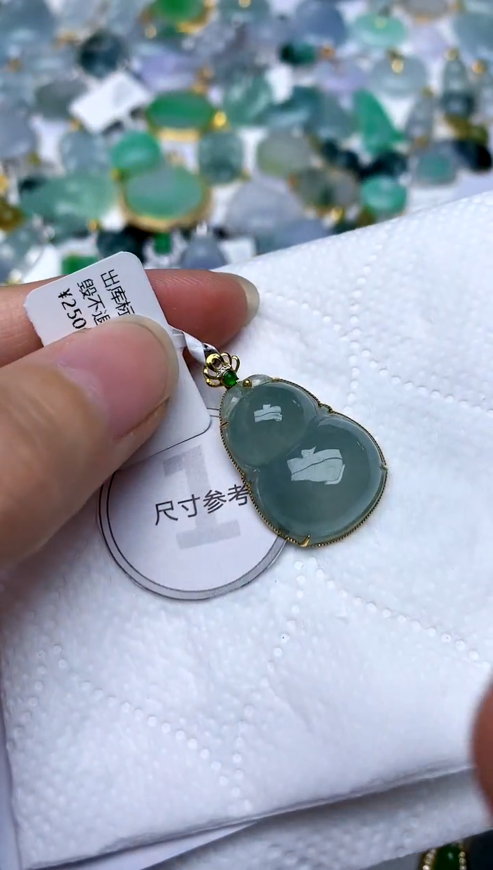 颈饰18K金镶嵌翡翠天然A货翡翠